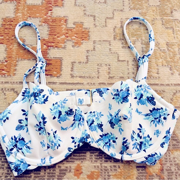 Victoria's Secret Other - Victoria’s Secret swim top blu/white floral scalloped top & sides adjustable 32c